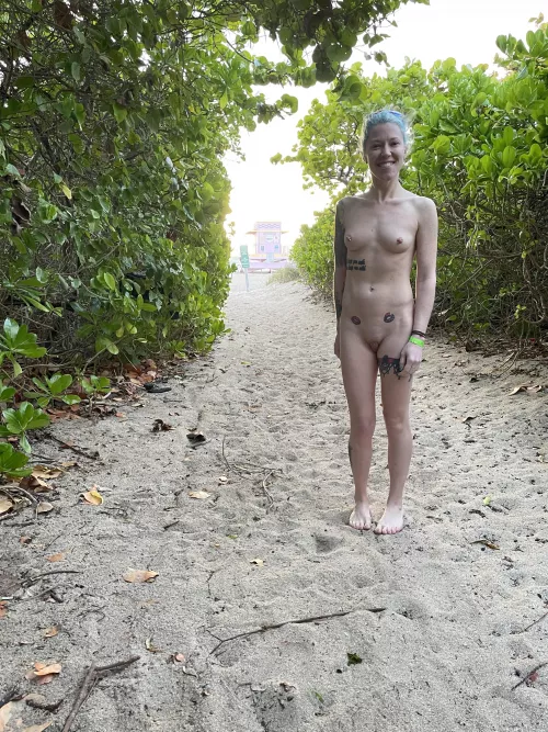 At the beach [f] by lilglitterbitch