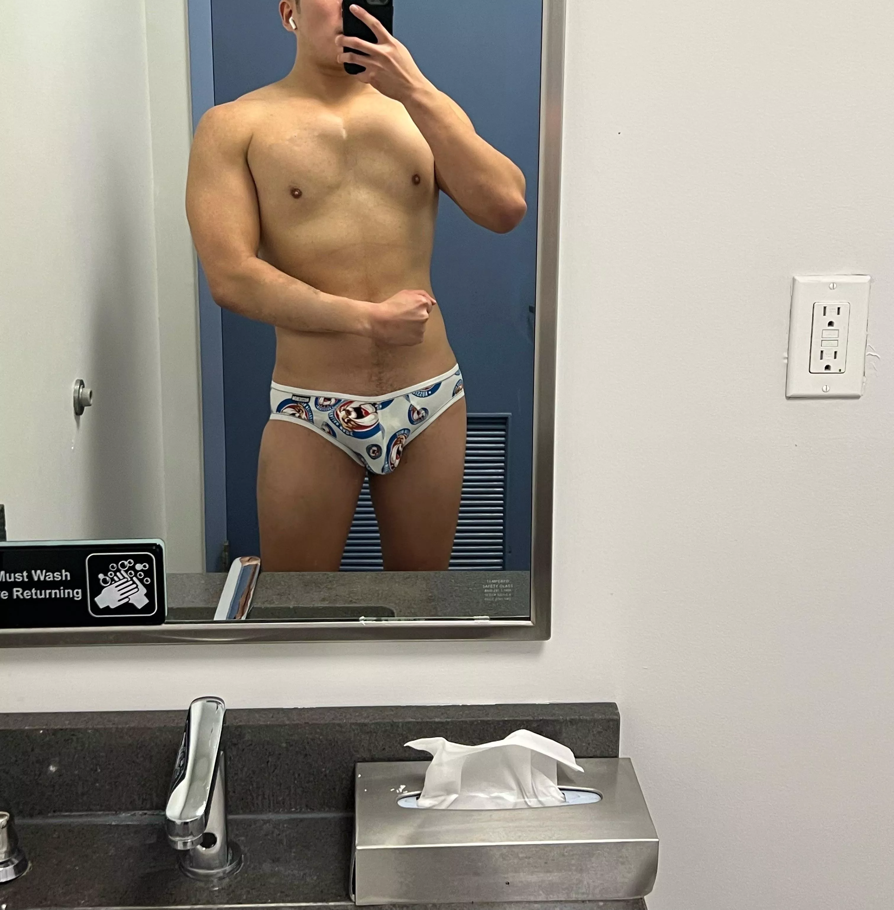 At the gym this morning posted by ilovejstraps