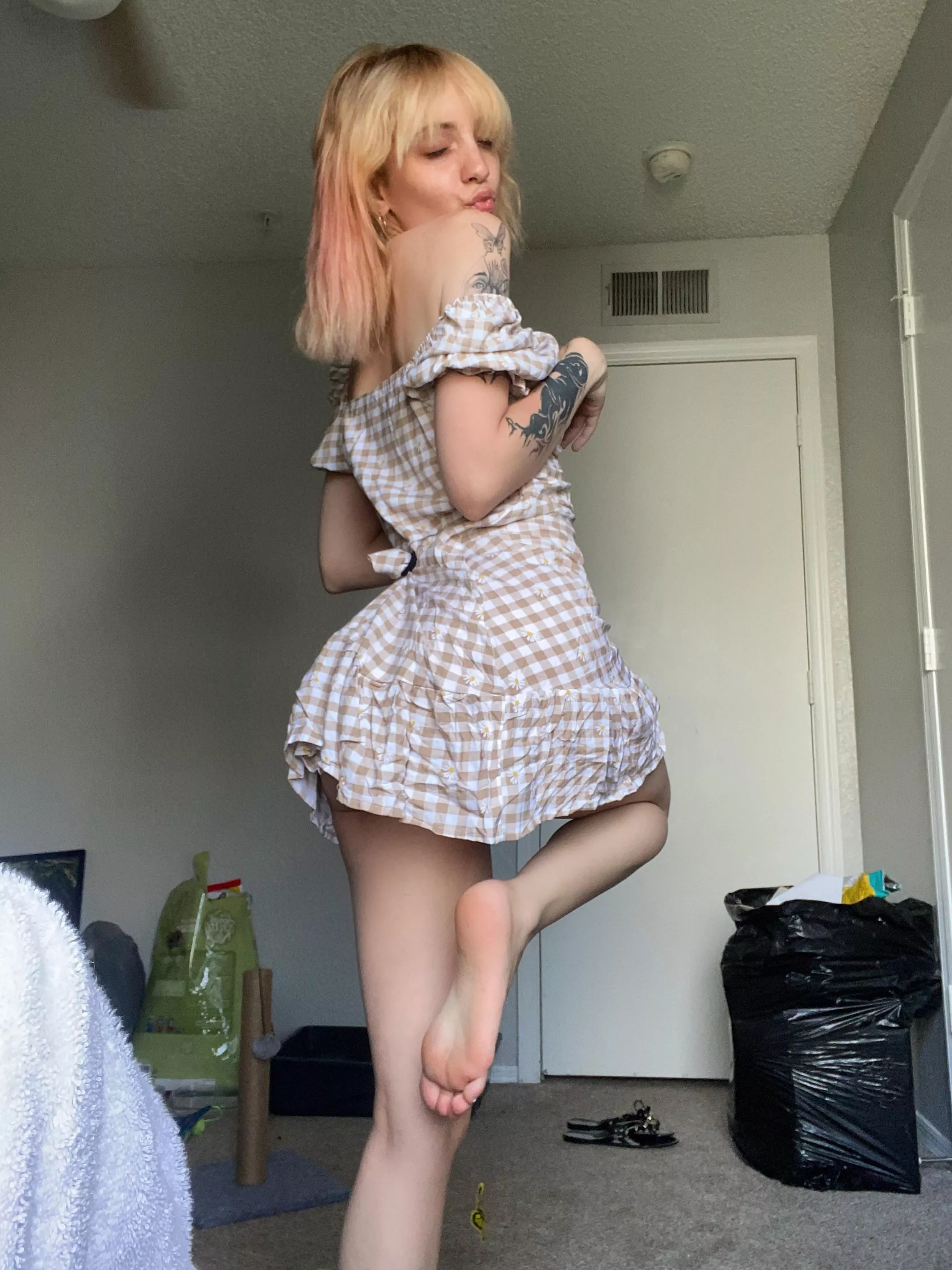 atleast do something if you’re gonna keep staring🙄 posted by lilsxoxomcp