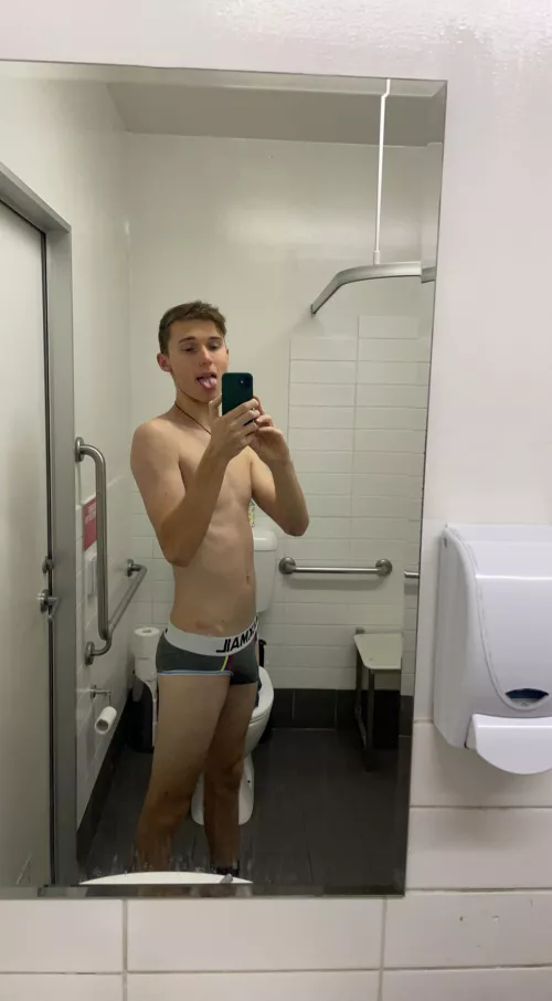 Aussie boy here 😊🏳️‍🌈 by spikyamorous1616