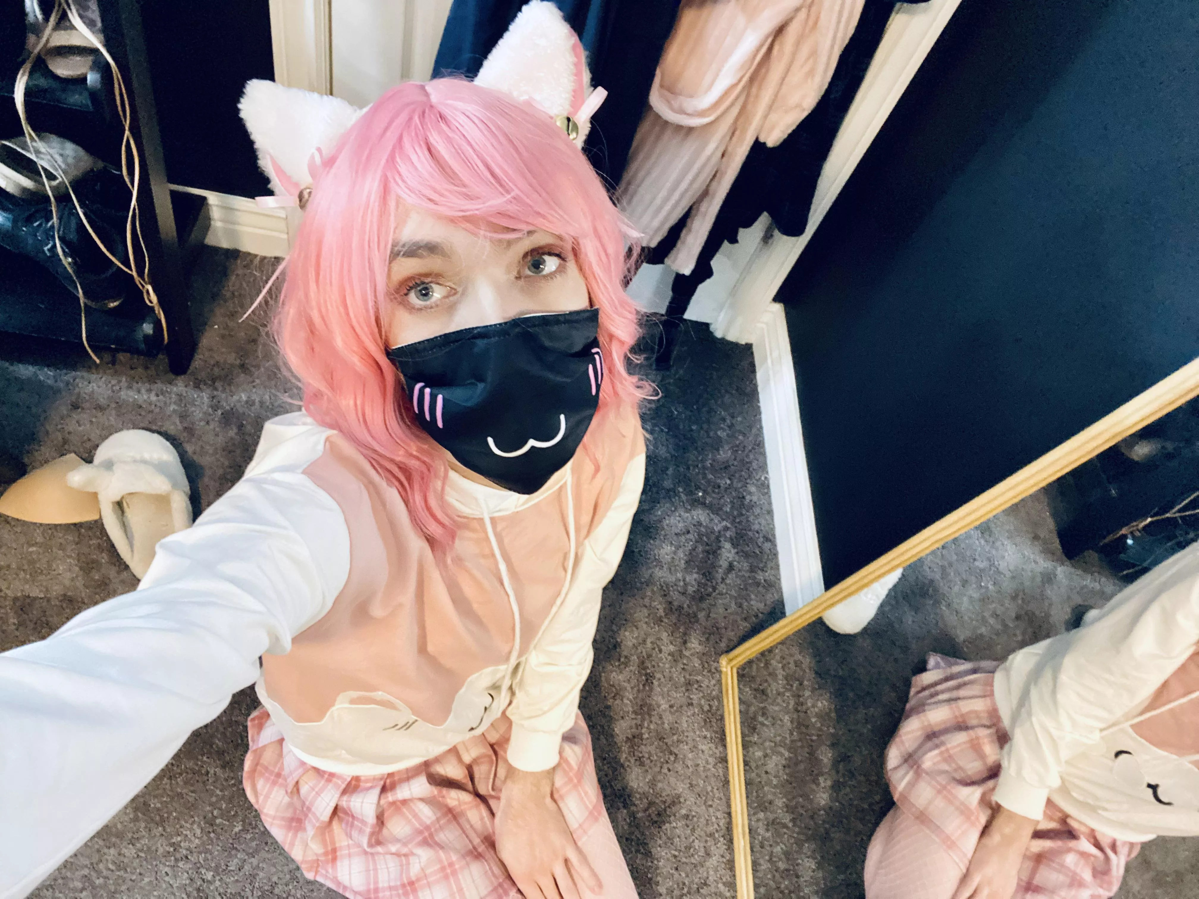 Awaiting headpats 😽 posted by totorui26