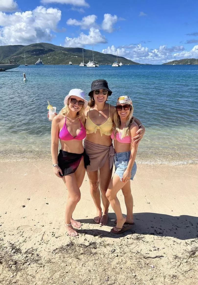 Babe in Bikinis posted by hybridchicken2000