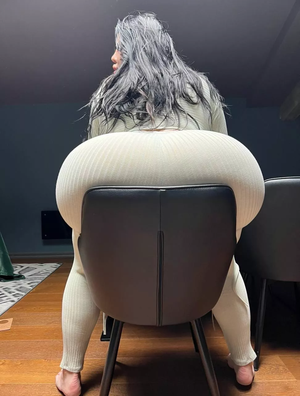 Baby got back, I need bigger chair please 🤣 posted by Natasha_Crown