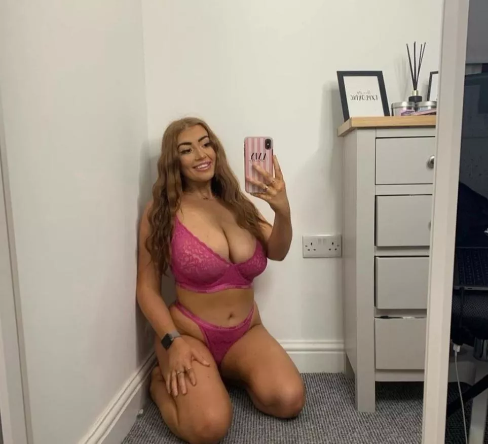 backed into corner with those huge tits. what you gonna do? posted by boynunboynun77