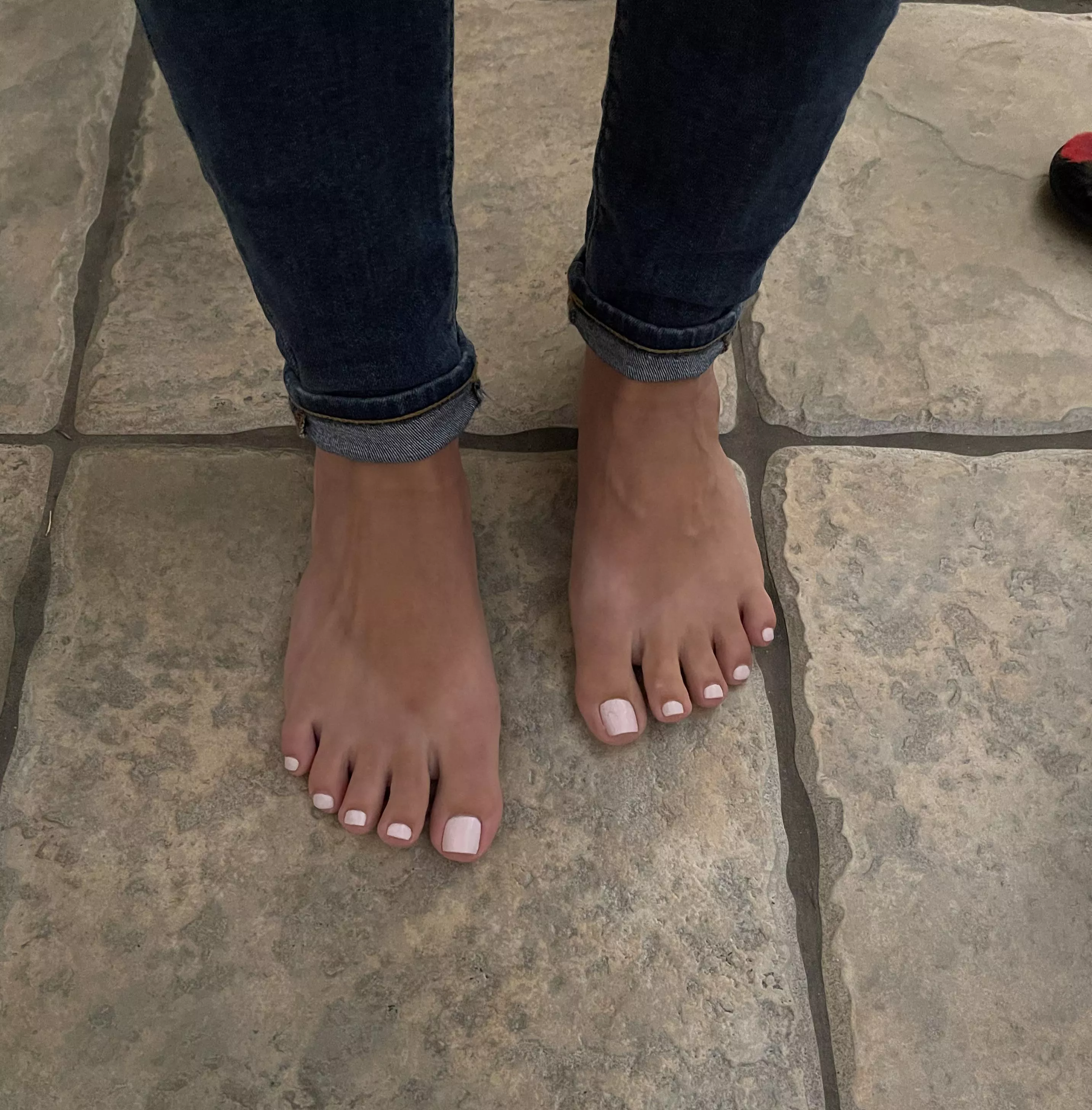 Barefoot and jeans 🔥 posted by nursenotti