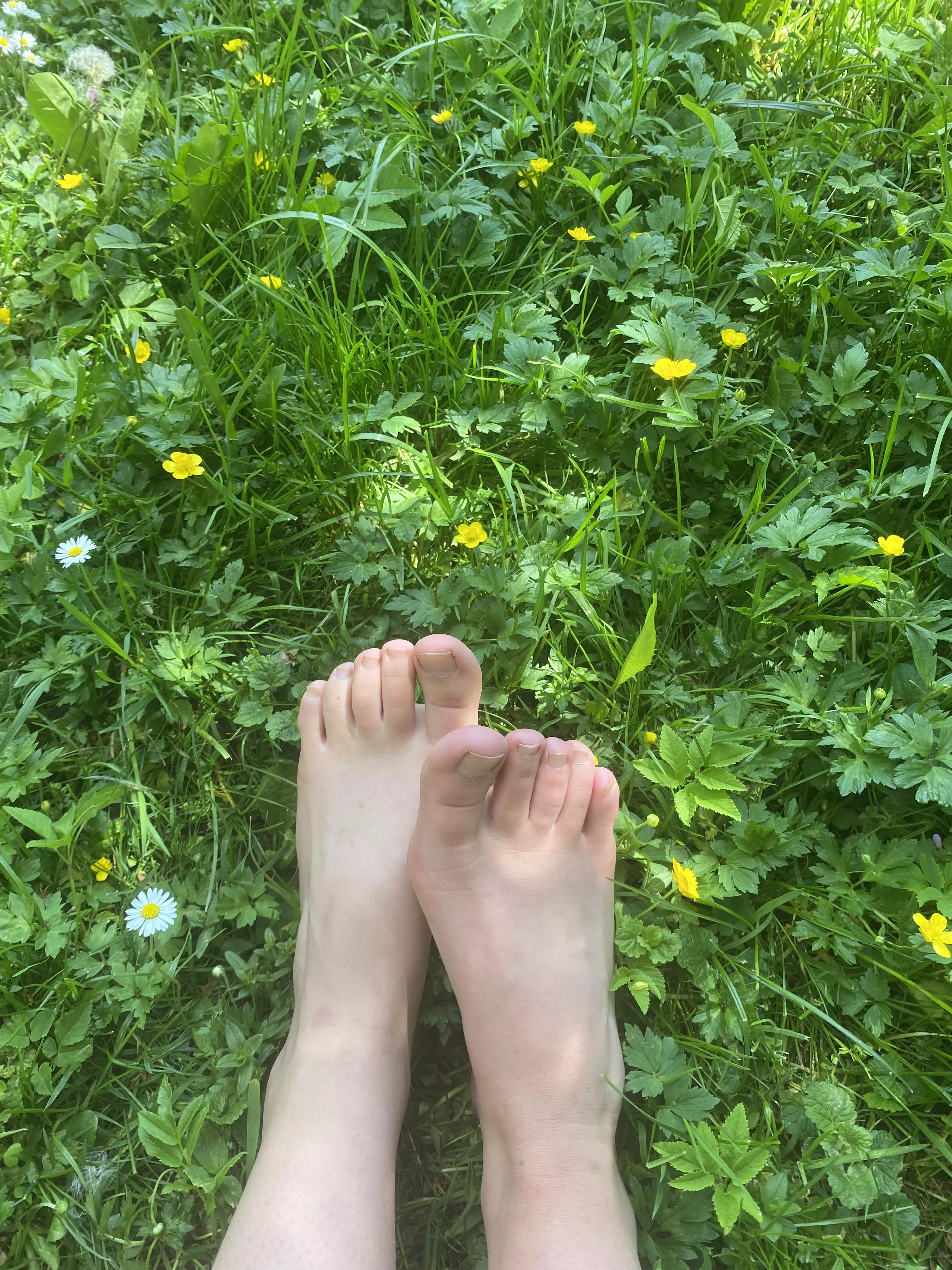 Barefoot in the park 🥰 posted by Masyyyu