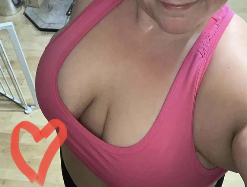 Barely holds them in..👱🏼‍♀️ posted by Linzzzie