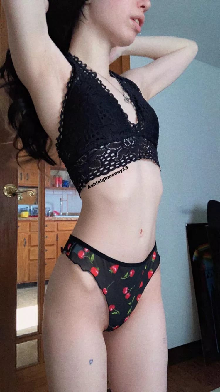 ⭐️Barely Legal & Petite⭐️ Top 2% 😉 FREE DICK RATE on OF!! I sell customs, sexting, DILDO RIDING VIDS, FULL NUDES, and more! Link below 👇 and in my bio!💕 posted by ashey190