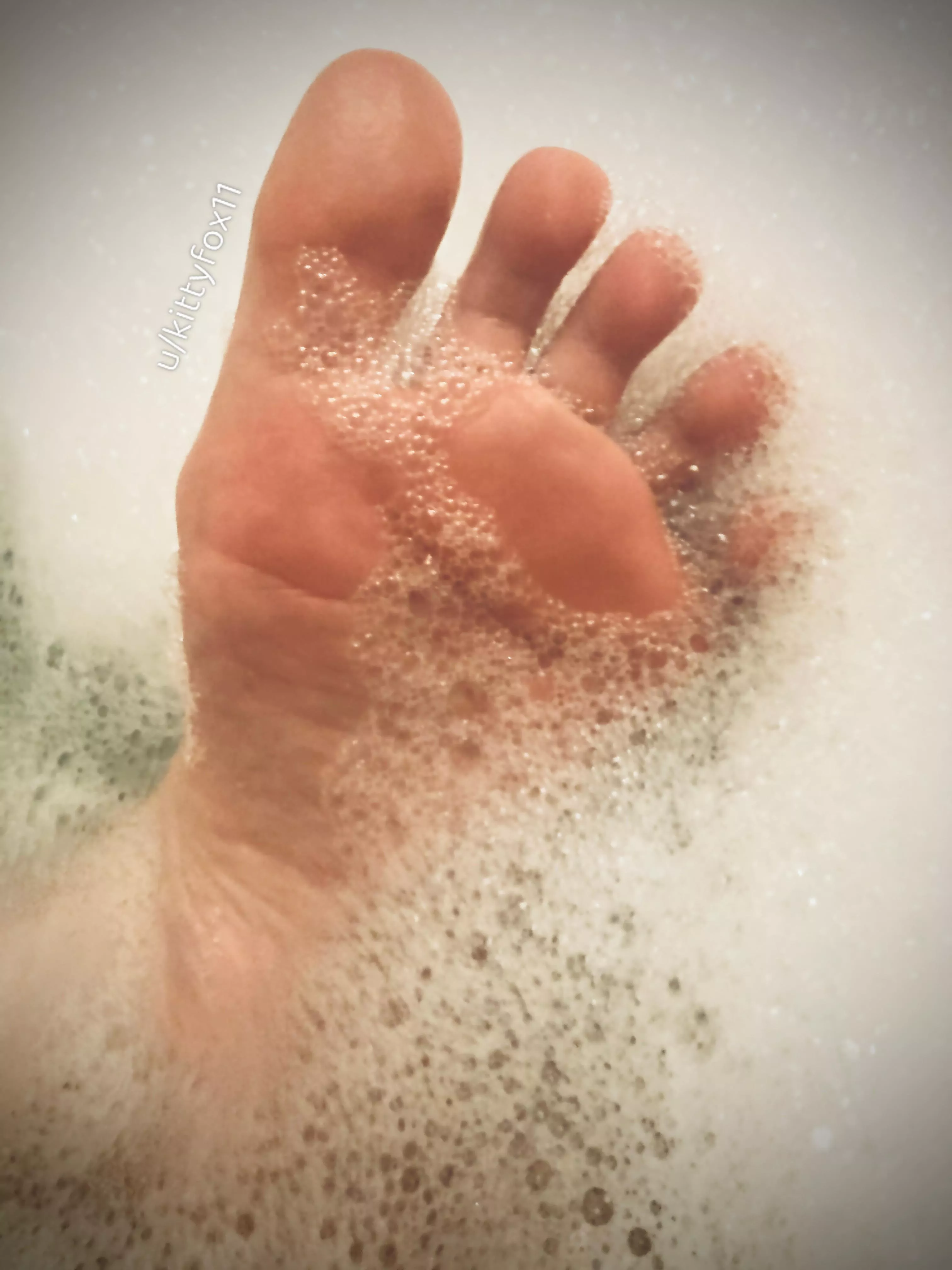 Bath toes! Hehhe 🙊🦶🏻🧼Who wants to splash around with me? 🫧🛁 posted by kittyfox11