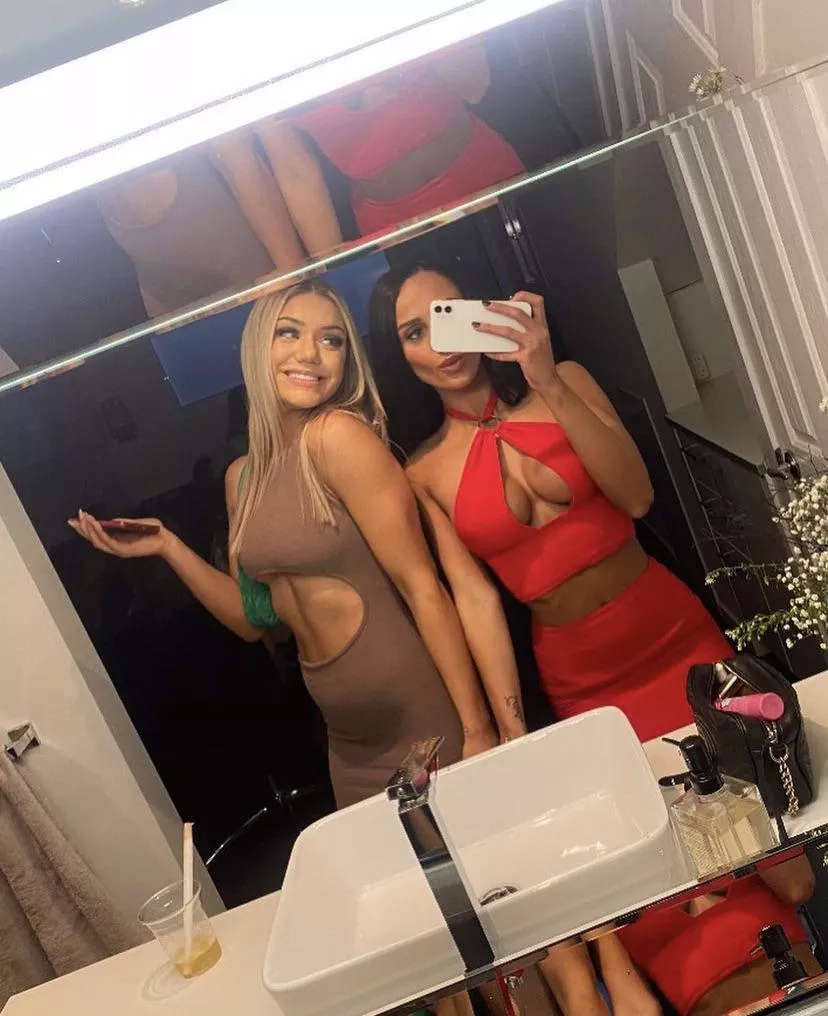 Bathroom selfie by goonagedaydream