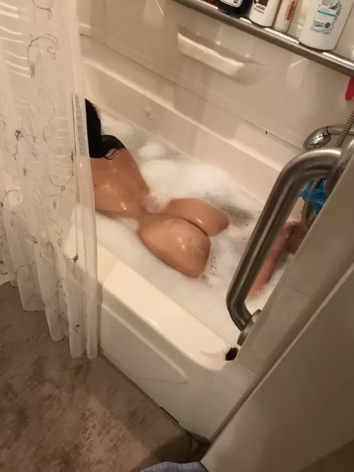 Bathtub booty. by latinafreaka