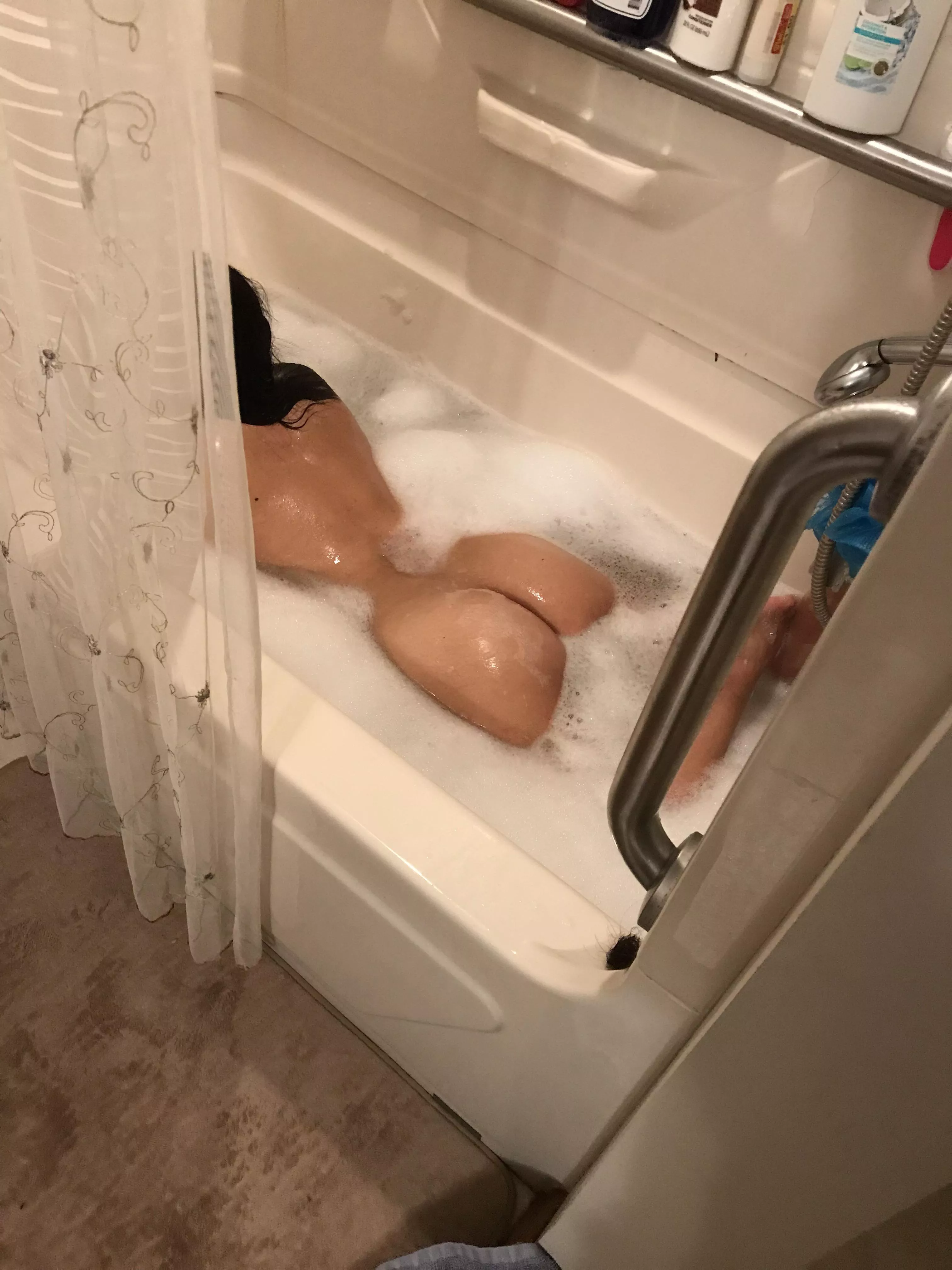 Bathtub booty. posted by latinafreaka