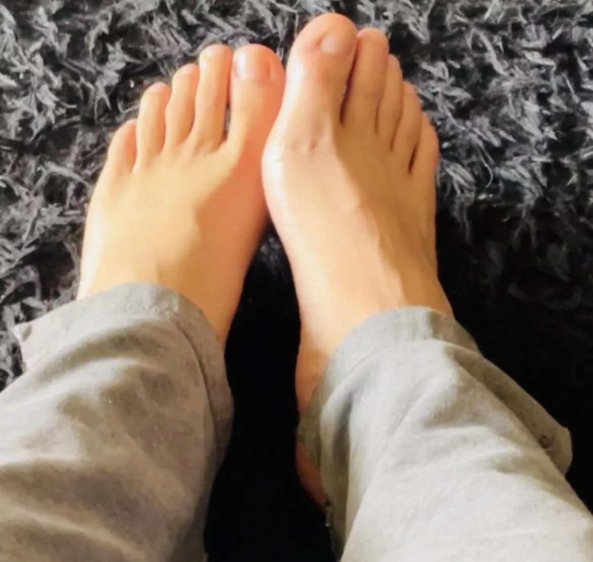 Be my foot slave posted by Harrypotskins1