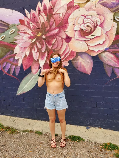 Beautiful mural! Busy day 😅 [f] by SpicyPeachxx