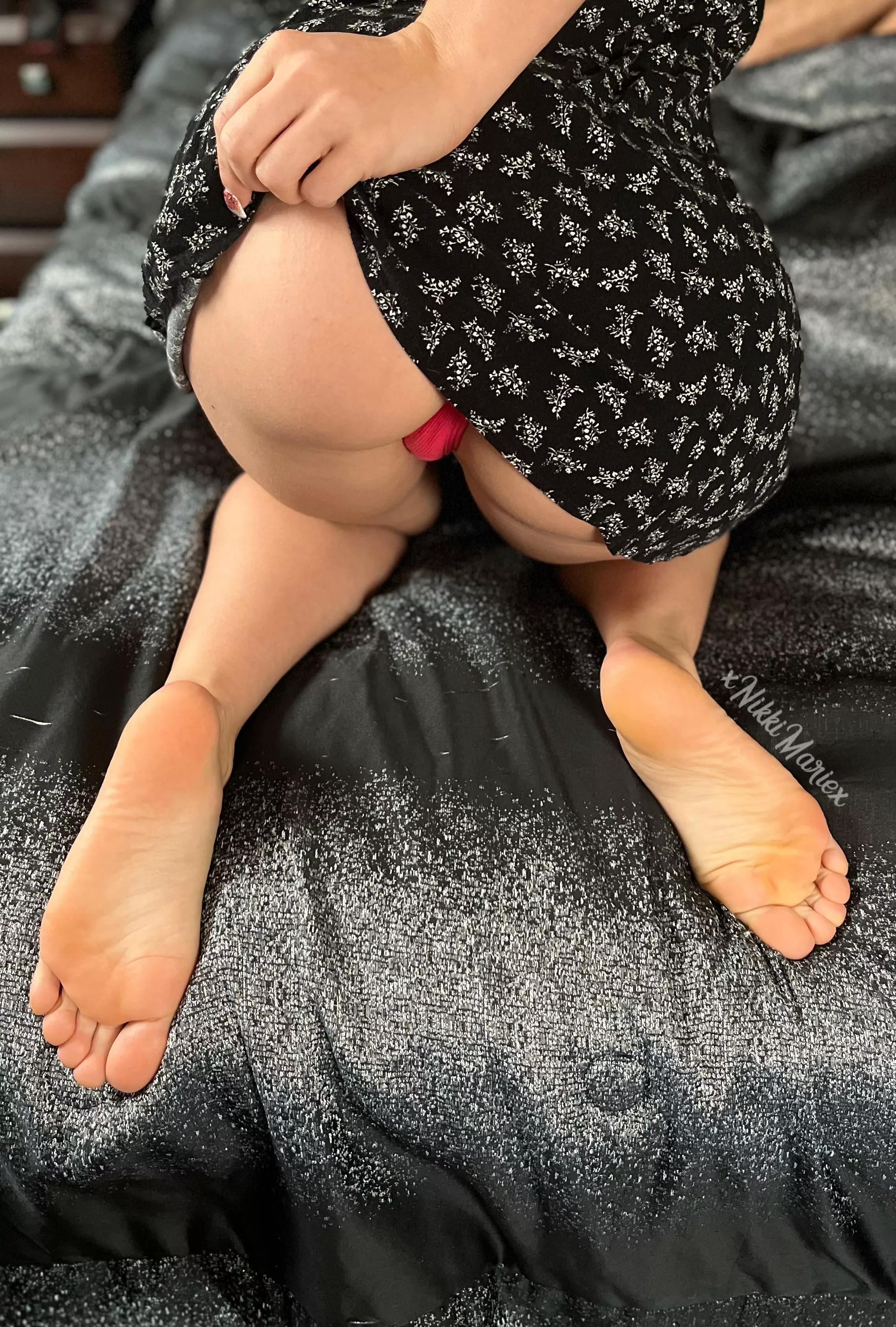 Because who doesn’t like soles and a booty flash? posted by xNikkiMariex