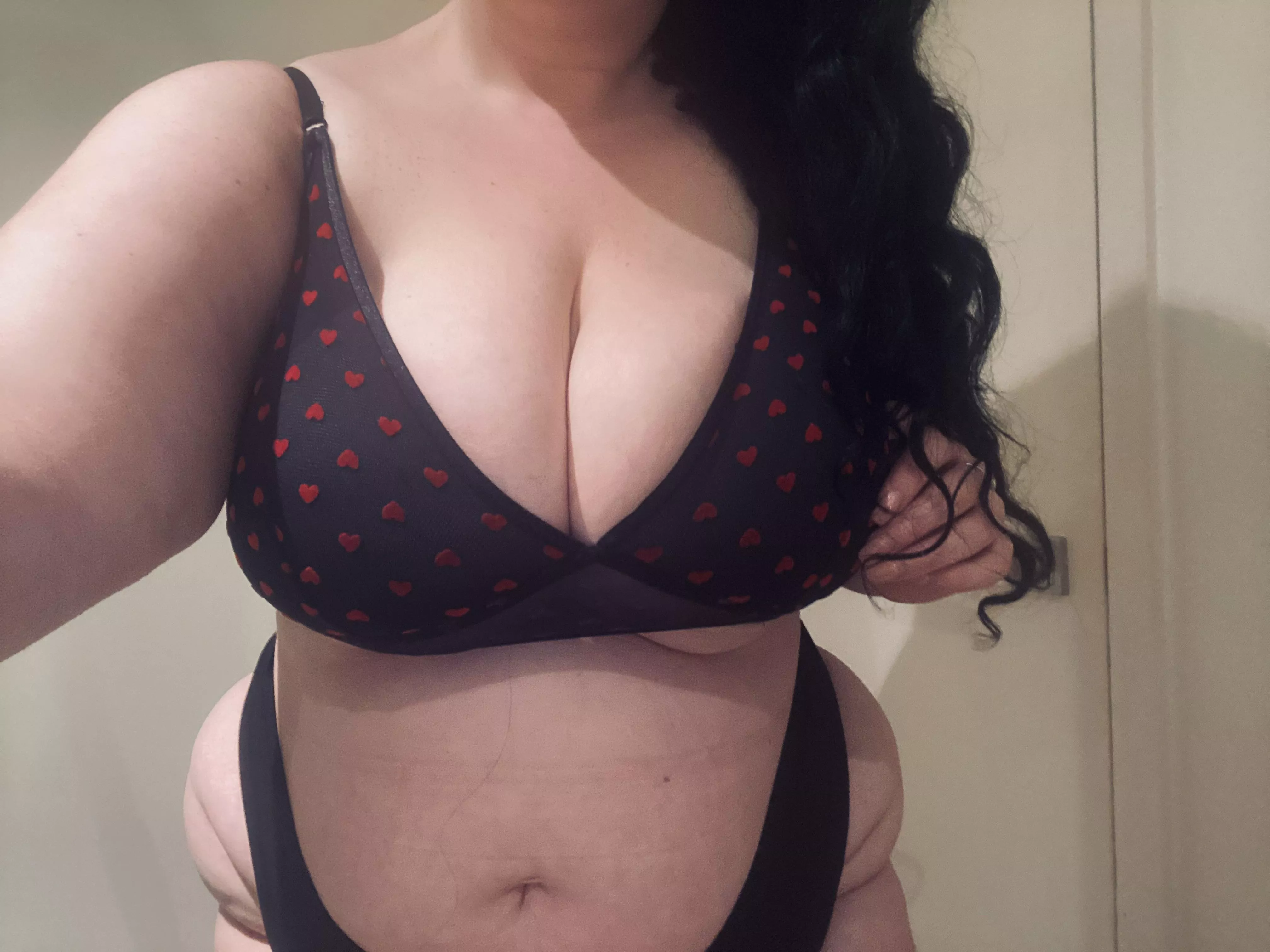 Bedtime soon 🥱 coming with ? posted by curseofcurves17