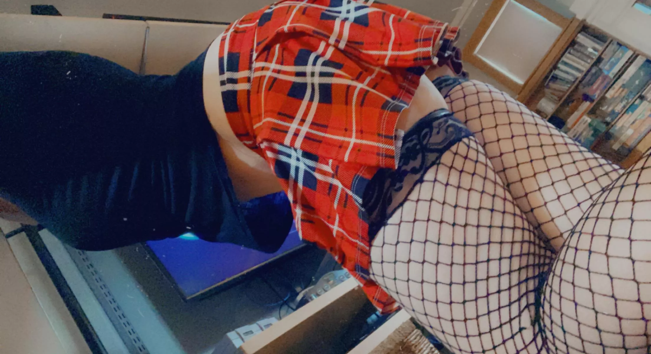 Been a nice night, hope all of you are doing the same and let me know what you think of the skirt and thigh highs [f] posted by Midwest_artemis