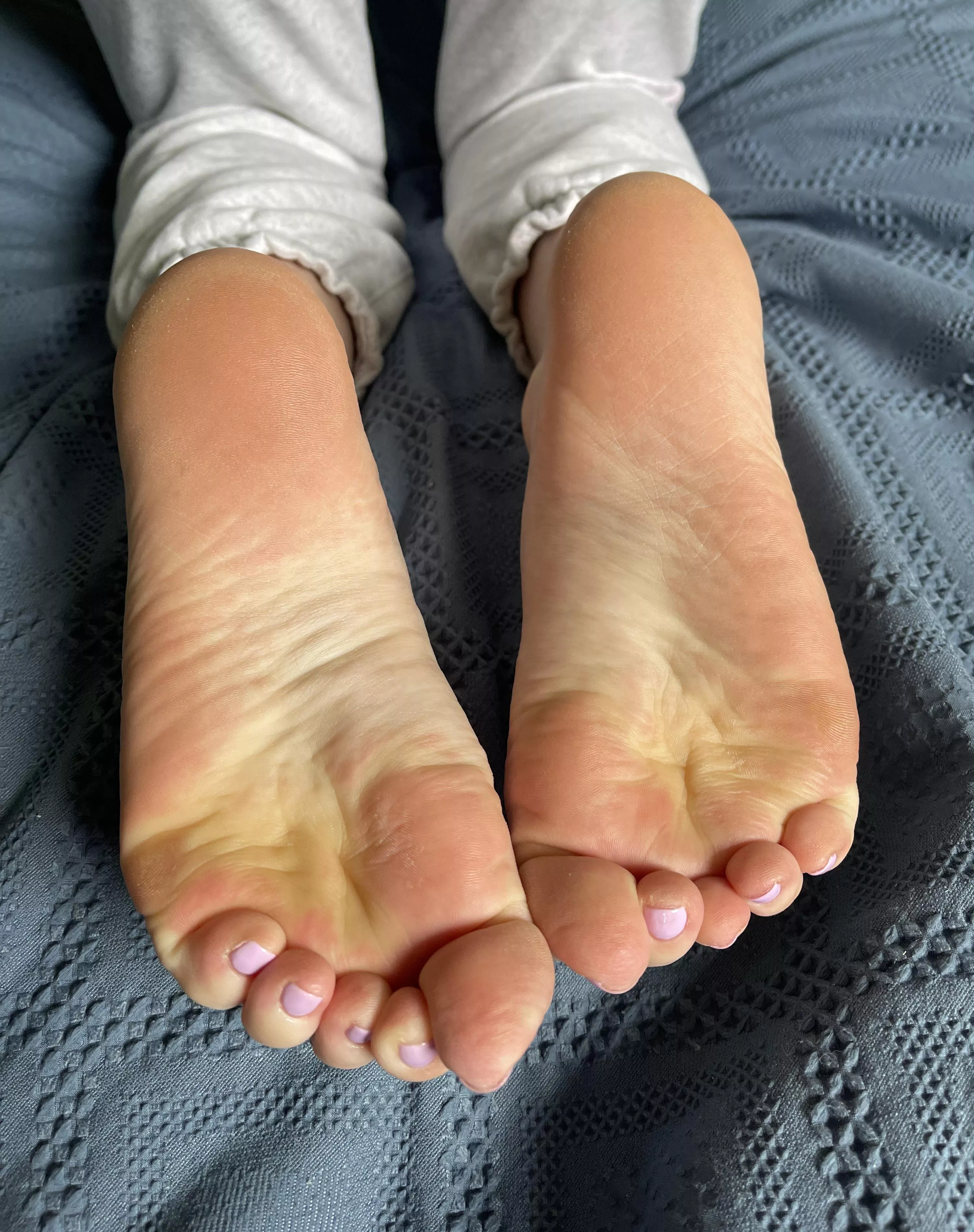 Been a while! Did you miss my pink soles 😘😘😘 posted by thepeachyfeet