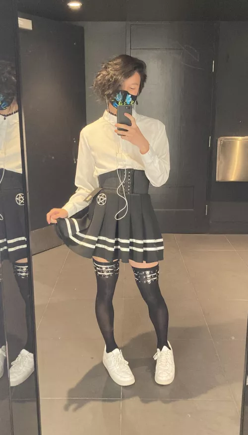 Been lurking a long time on another account but never posted... y'all are all so pretty..... by Kaleidic_