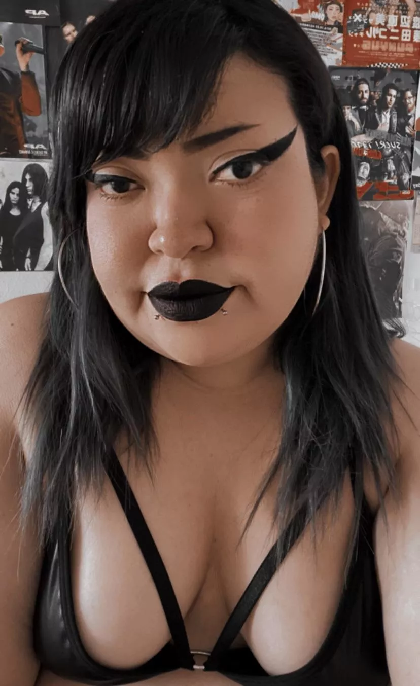 Been stupid hot lately, hard wearing black in this weather 😤 posted by Gothmochi