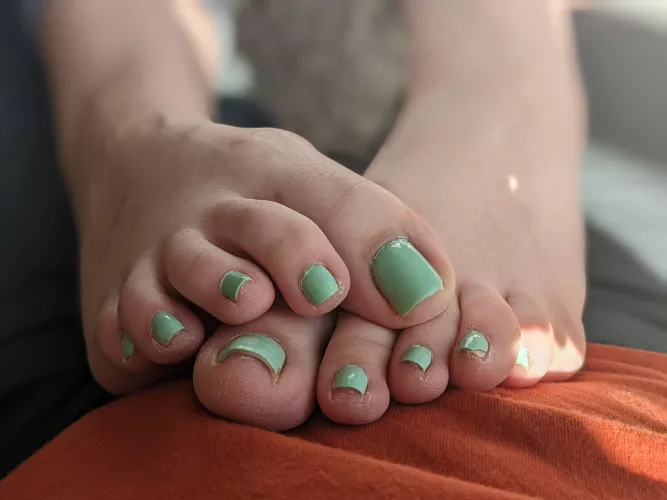 Been walking barefoot in the sun all day. I need a new pedi and somebody to moisturize my feet by kg_soles