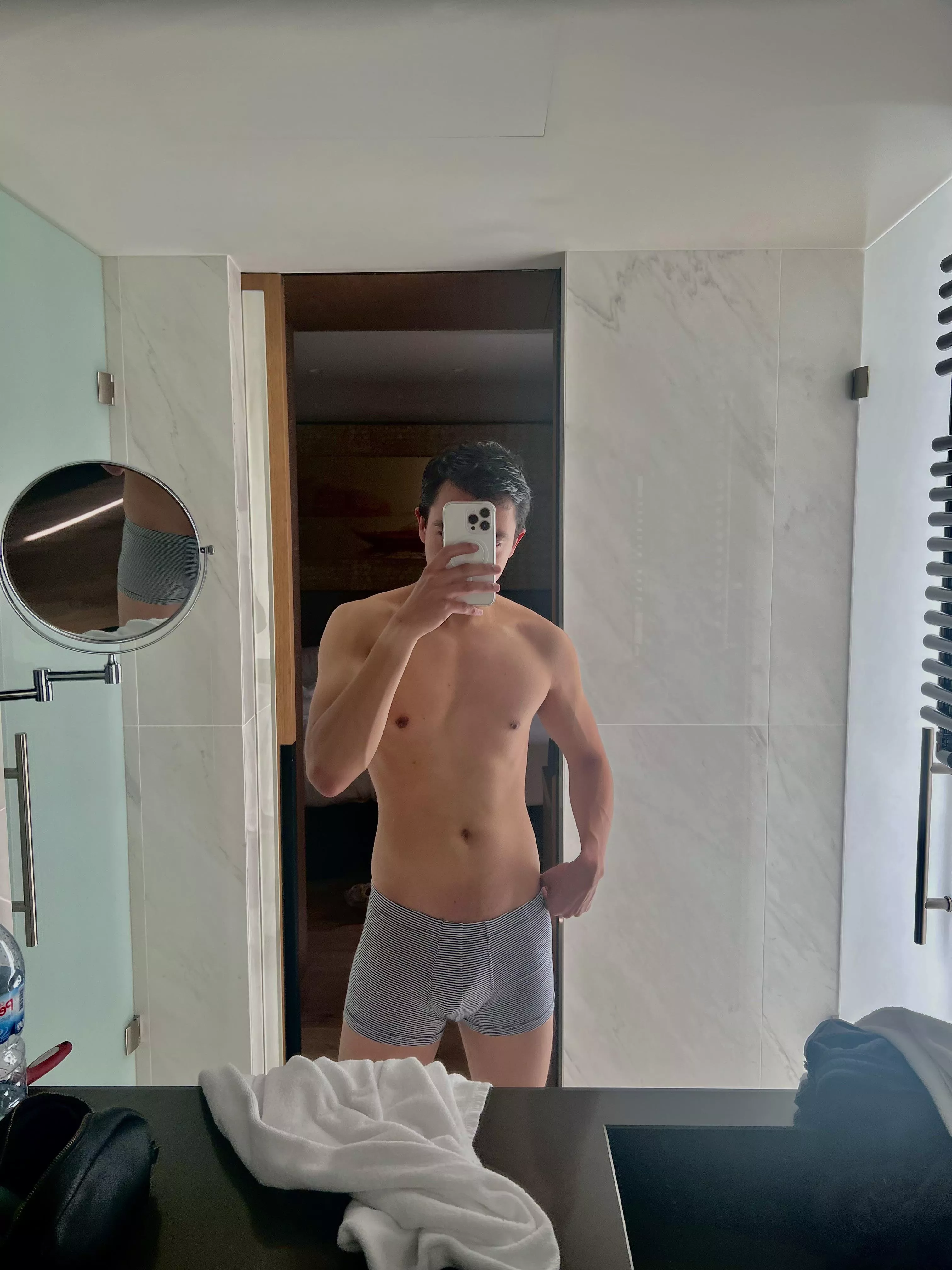 Being alone at a hotel makes horny and miss behave posted by young18boy165