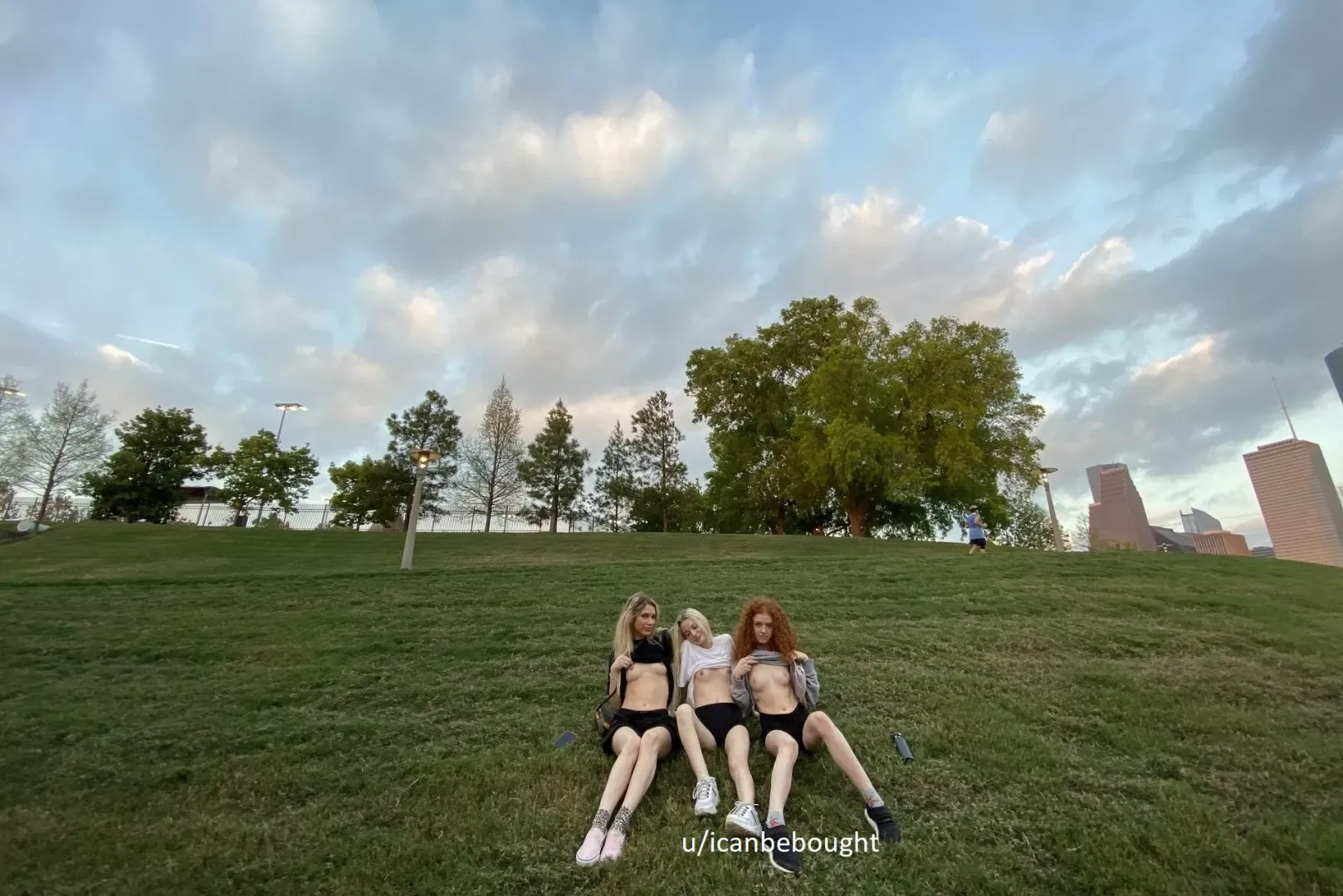 Being nude outside makes me happy posted by icanbebought