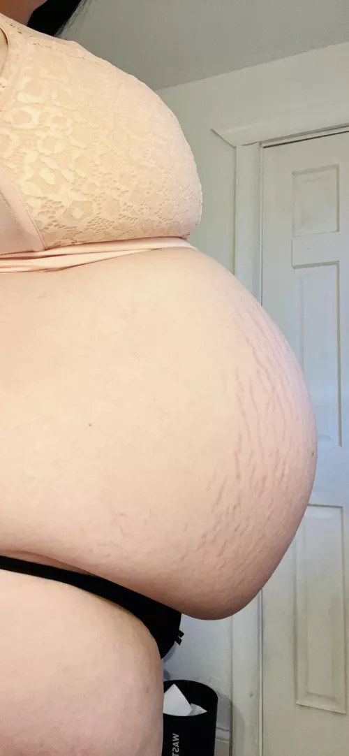 Belly bump is growing extra stretch marks these last few weeks! 🤗🤭 by sagebbw