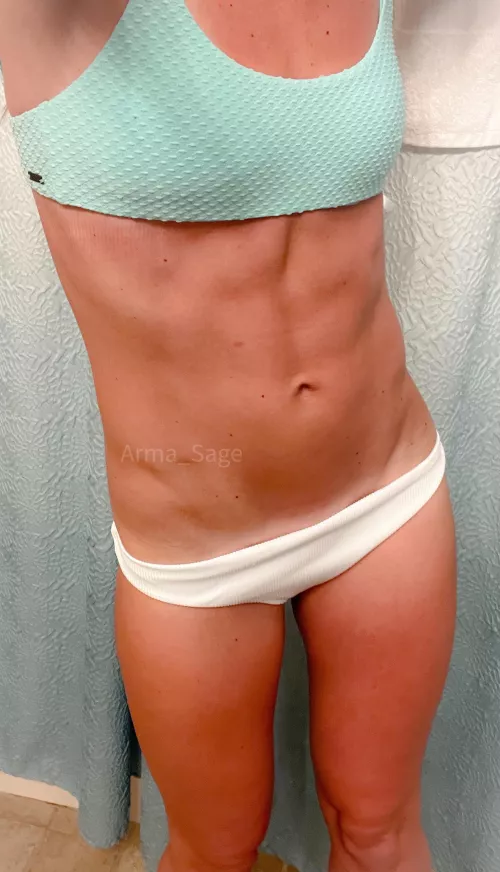 Belly button in a new suit by ArmaSage