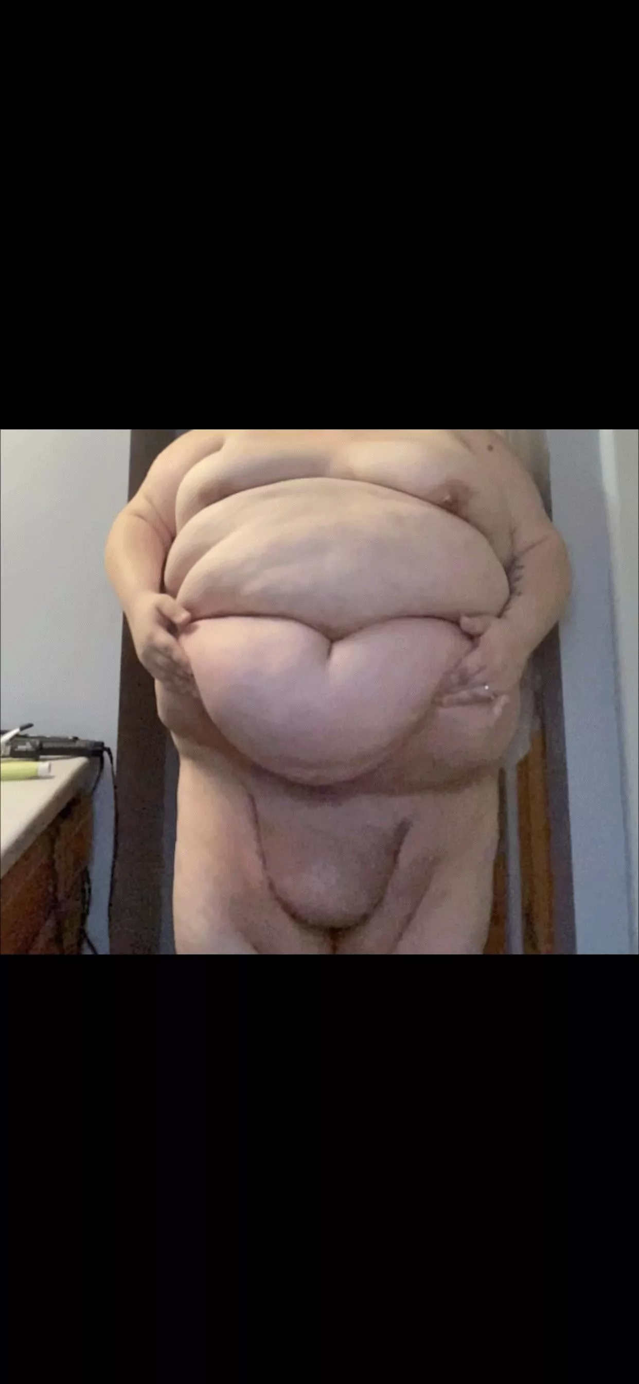 Belly drop 😘 posted by QueenAria86