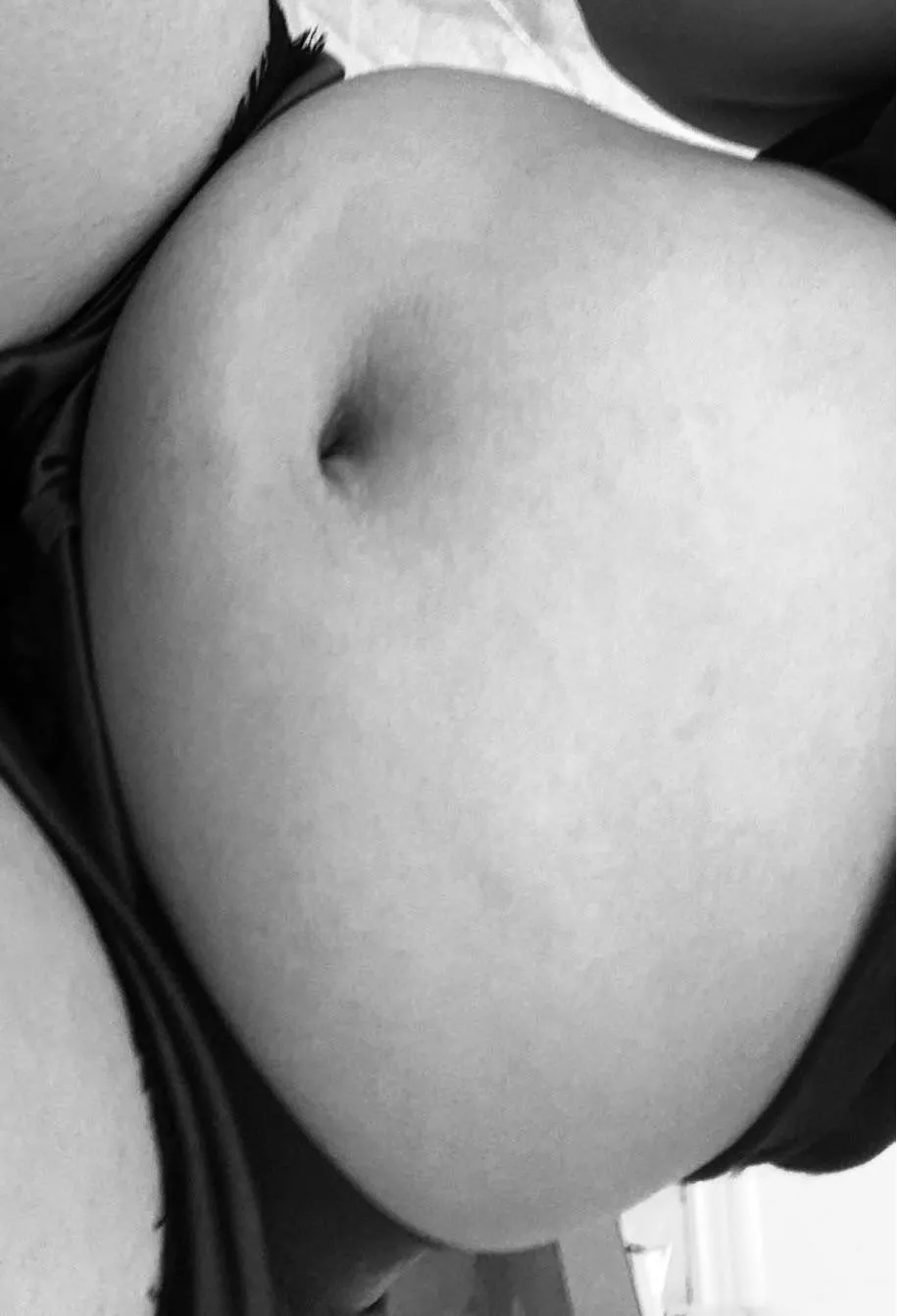 belly’s been hanging lower and lower 🤭🐷 posted by curvycat1222