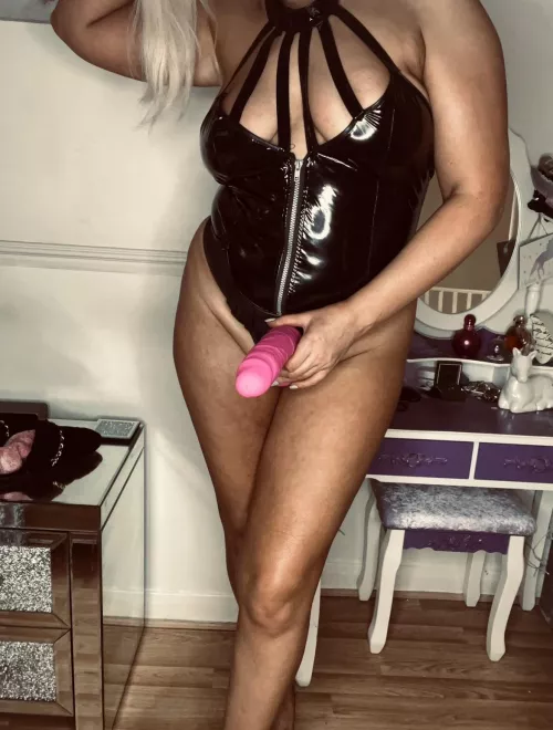 Bend over and spread those cheeks, it’s time to take all 10 inches by sparkly-and-savage