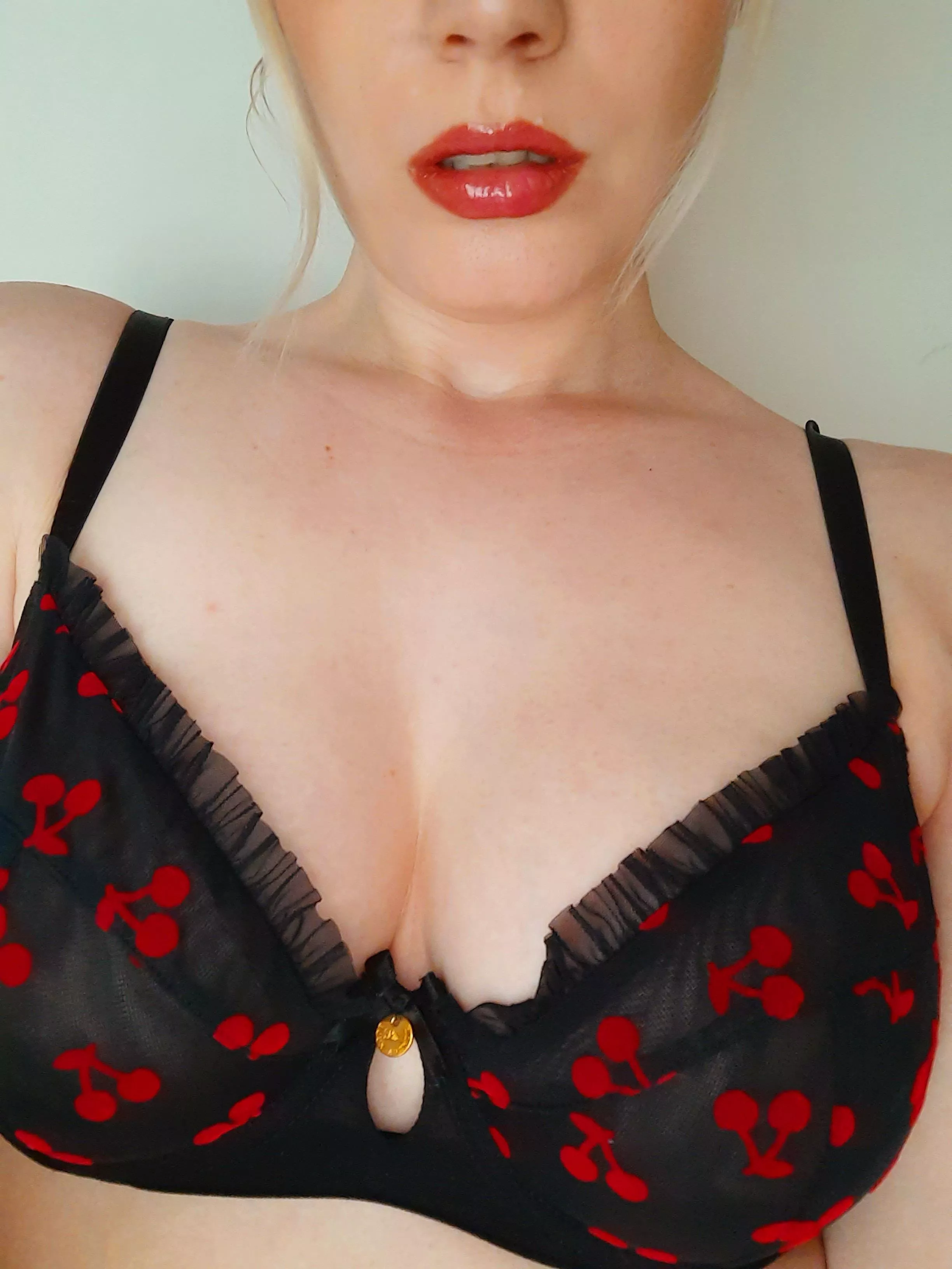 berry sweet [f] posted by leatherstilettos