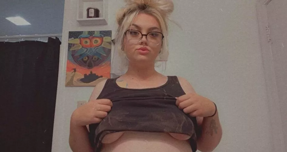 Bet you wanna see more of my wife by R_O_A_N_E