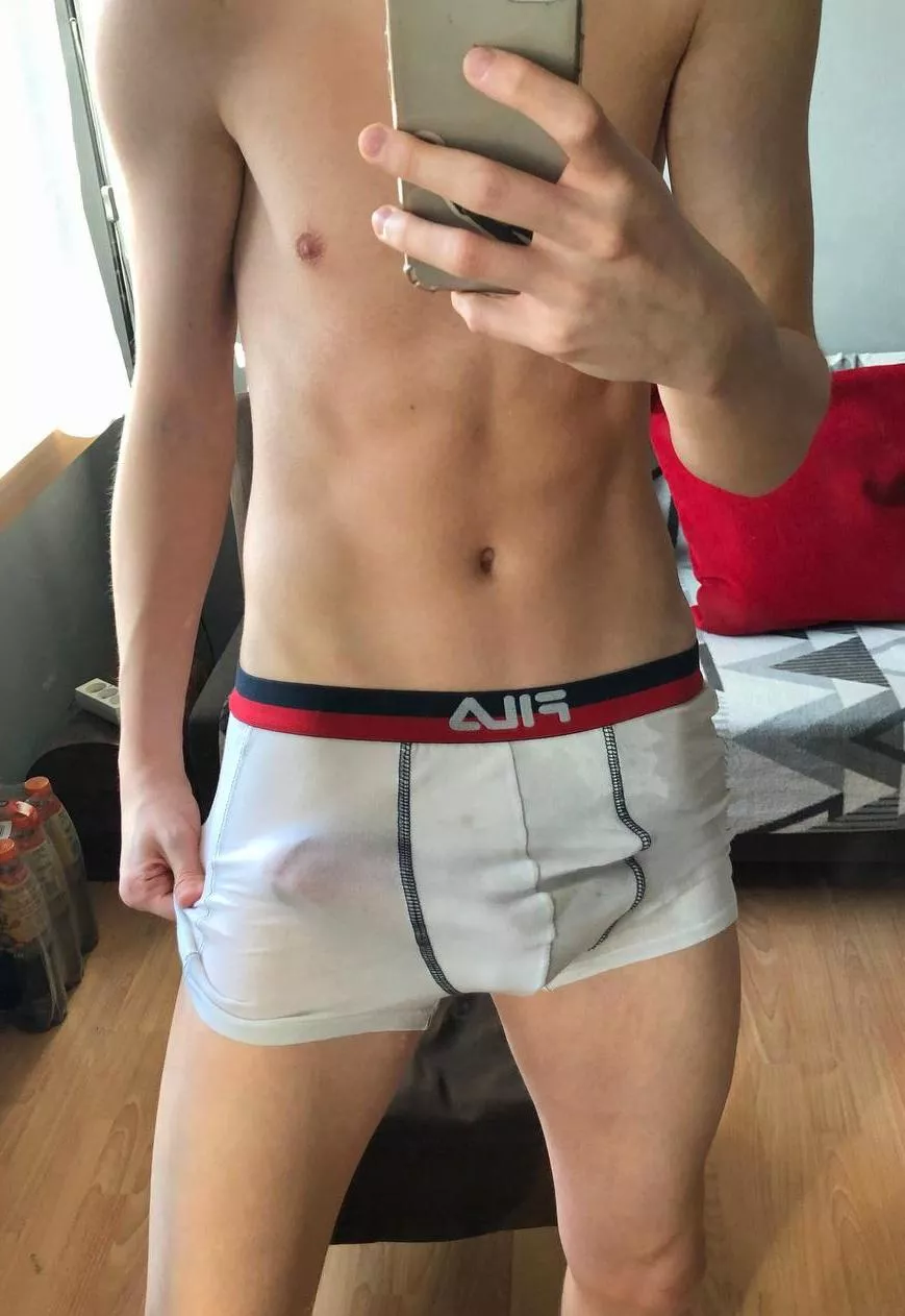 Big bulge in my wet white boxers🥵 posted by Joshua_twink