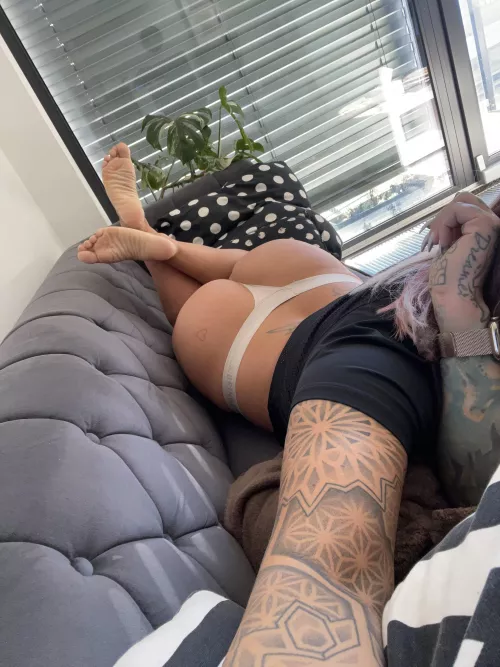 Big butt and cute feet 🍑💁🏻‍♀️ by Alexea_of