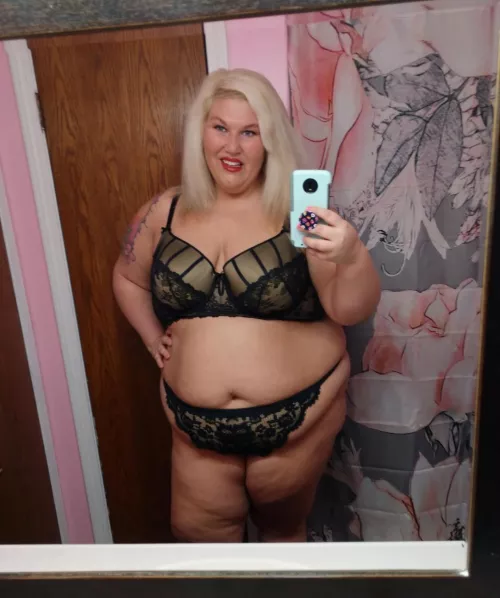 Big girls can keep it glam too by Bubblybabe_88