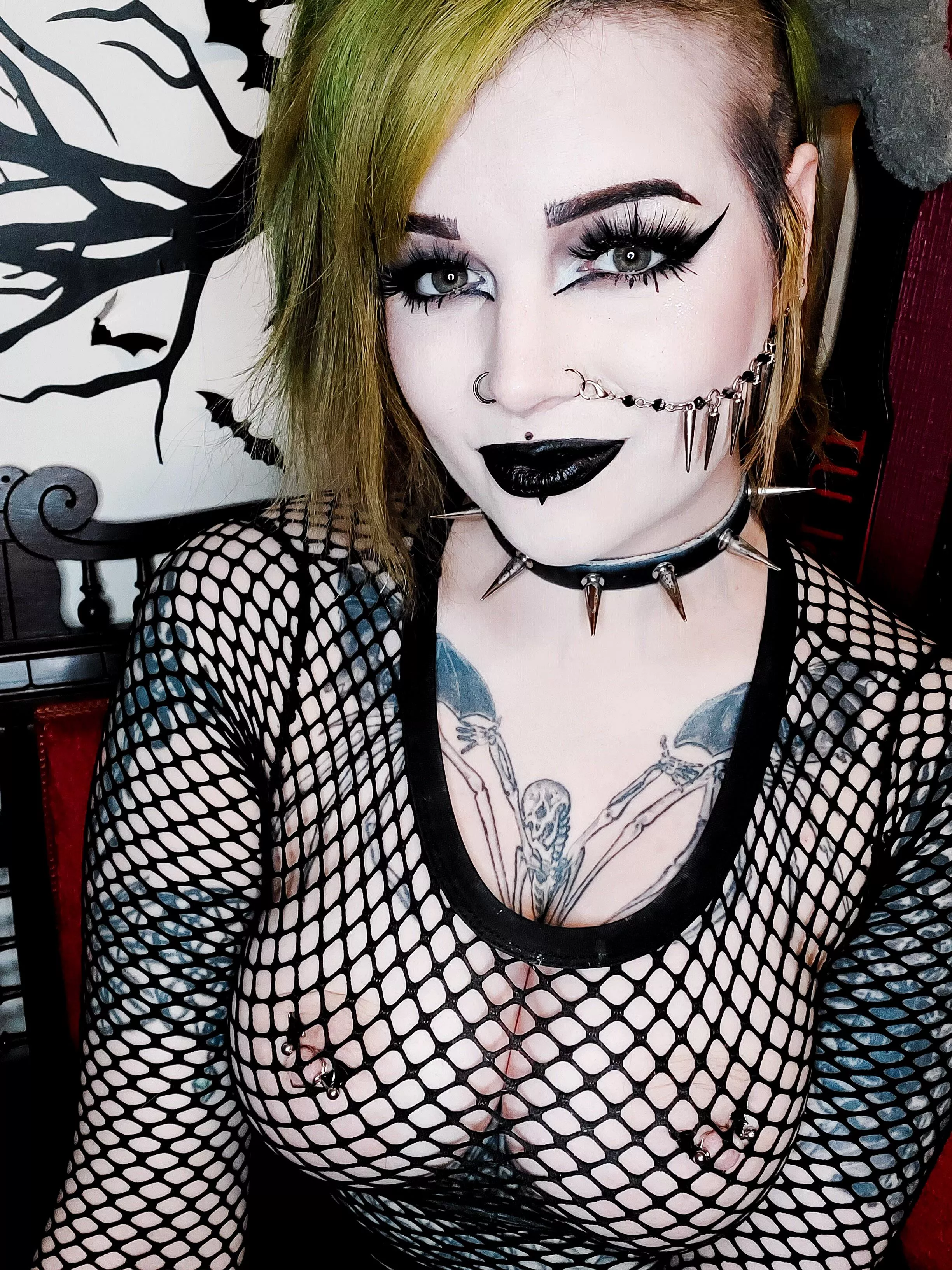 big goth fishnet titties 👻 posted by PatriciaAbsinthe