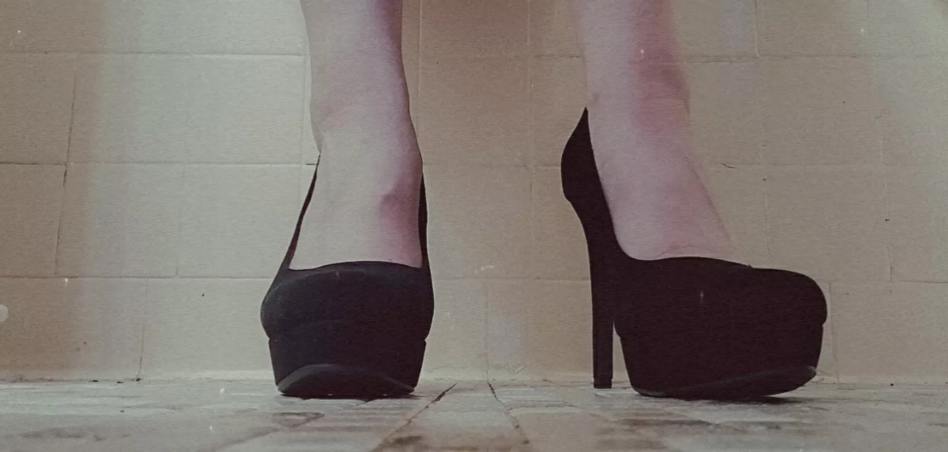 Big heels, smol girl posted by AuroraArcana