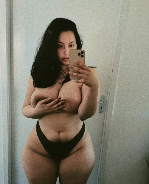 Big itts & wide hips by havebreakable