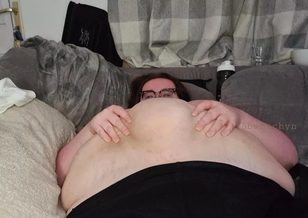 Big ol' belly 🥰❤ posted by bbwmochyn