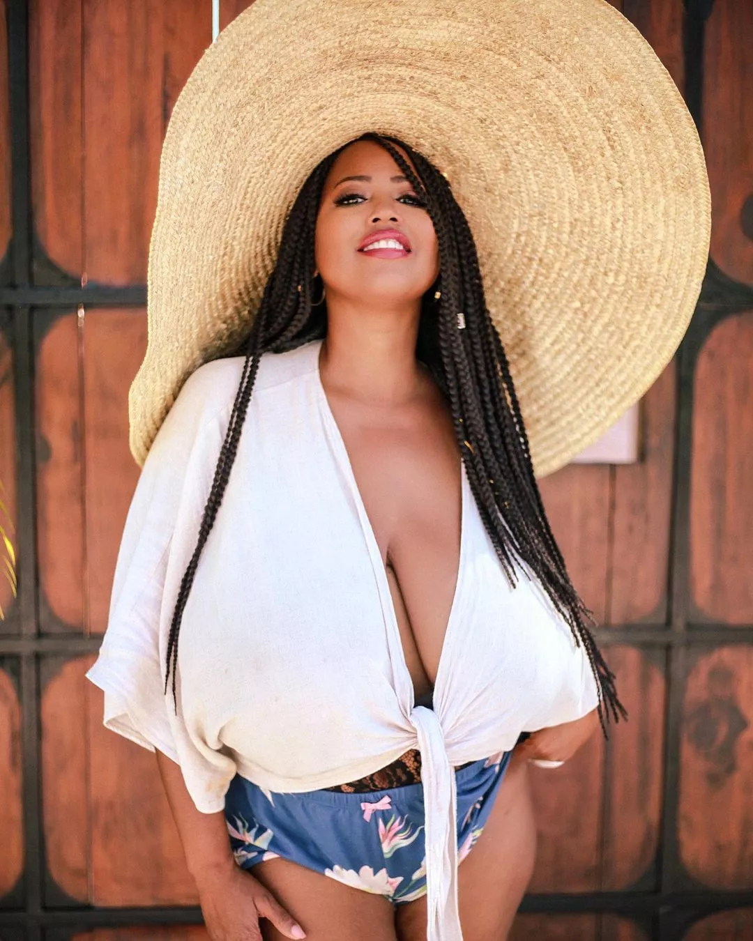 Big-ass hat posted by yepjeeway