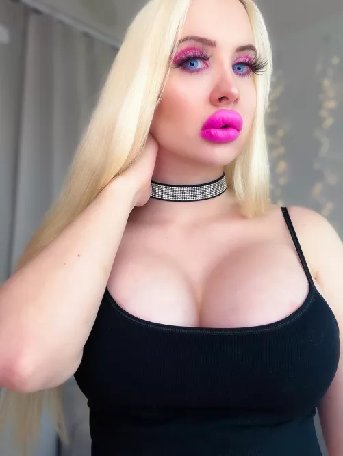 Bigger is better by Vivian_Rose1