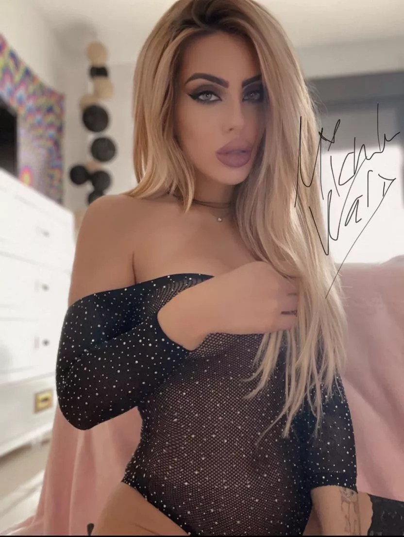 Bimbo face posted by leahxtravis