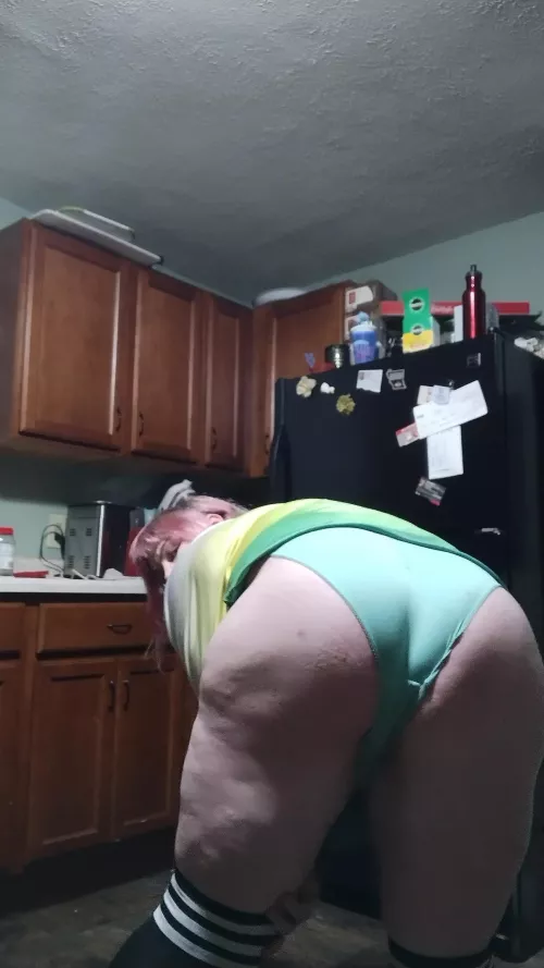 bit insecure about my booty 🤫 by UsefulMiddle