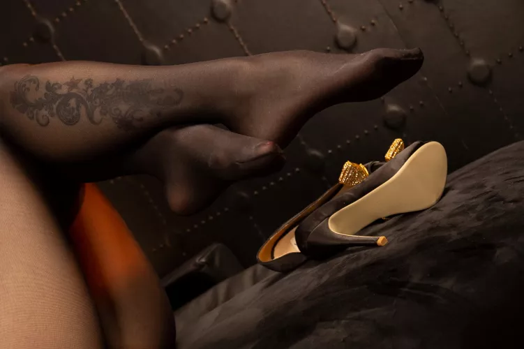 Black is just timeless. Isn't it?🖤 by GoldenIsobelle