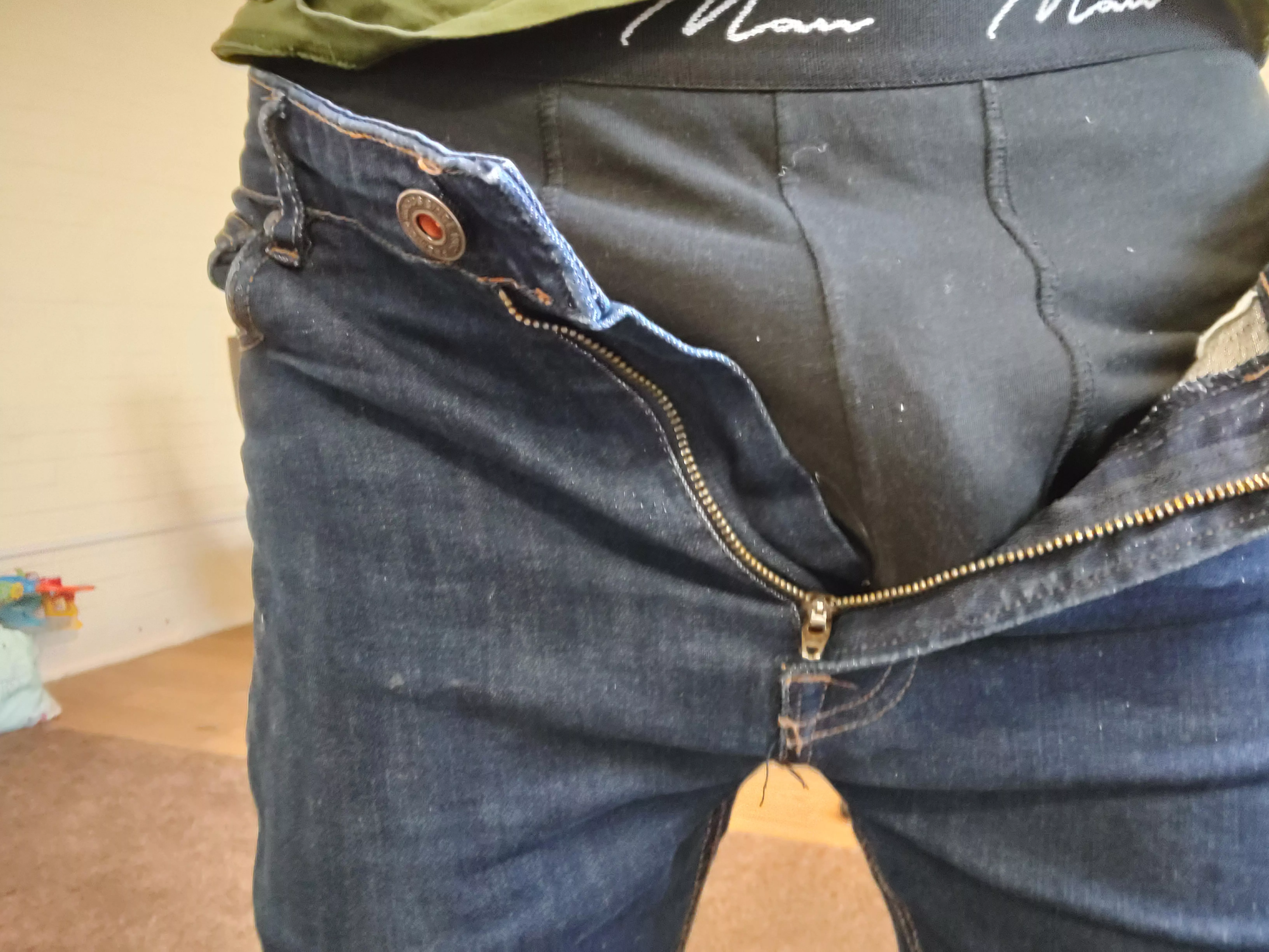 Black really isn't my colour 😒 come entertain me at work posted by Bolie01