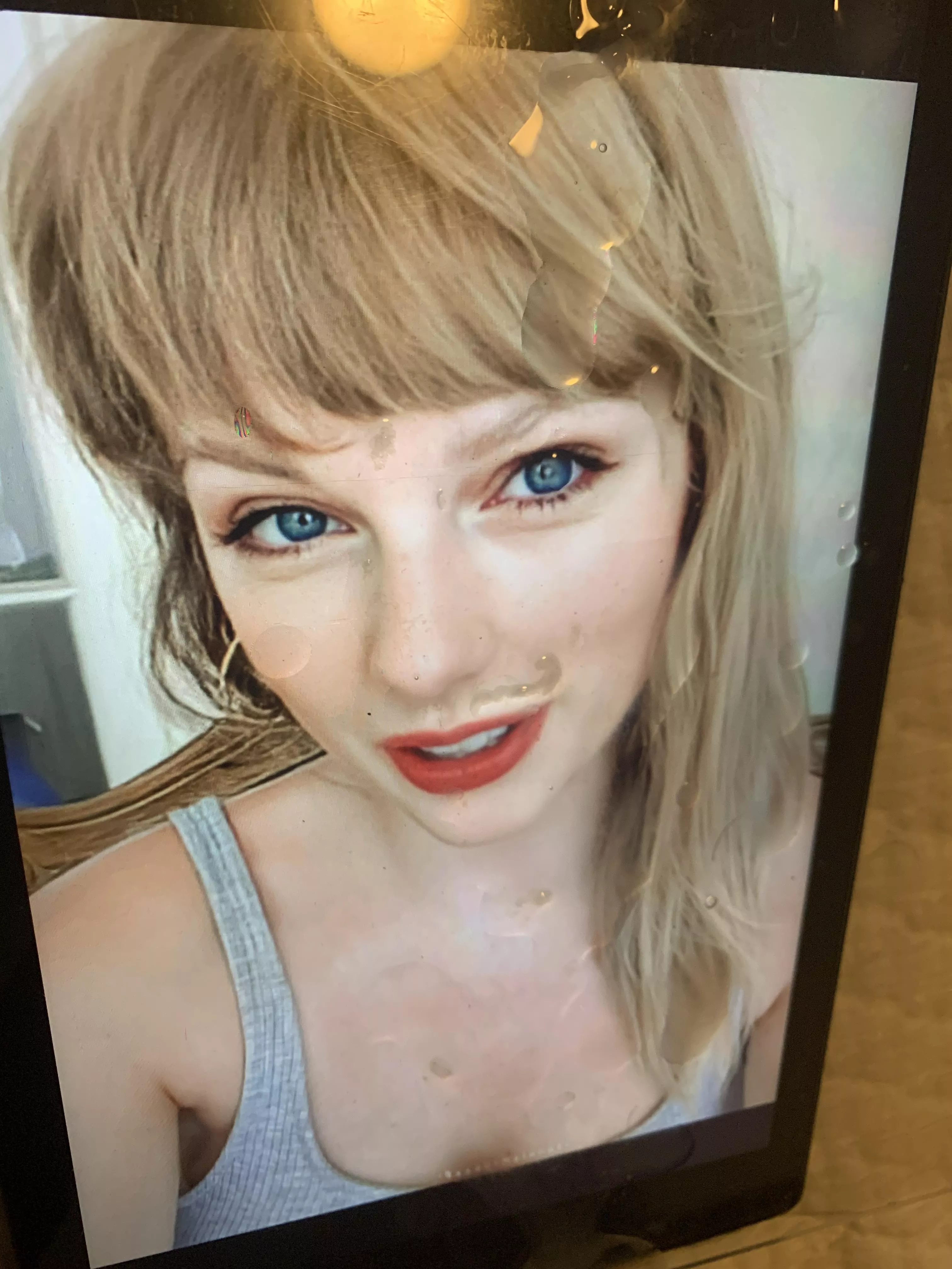 Blasting Taylor Swift's Beautiful Blue Eyes! posted by merbs88