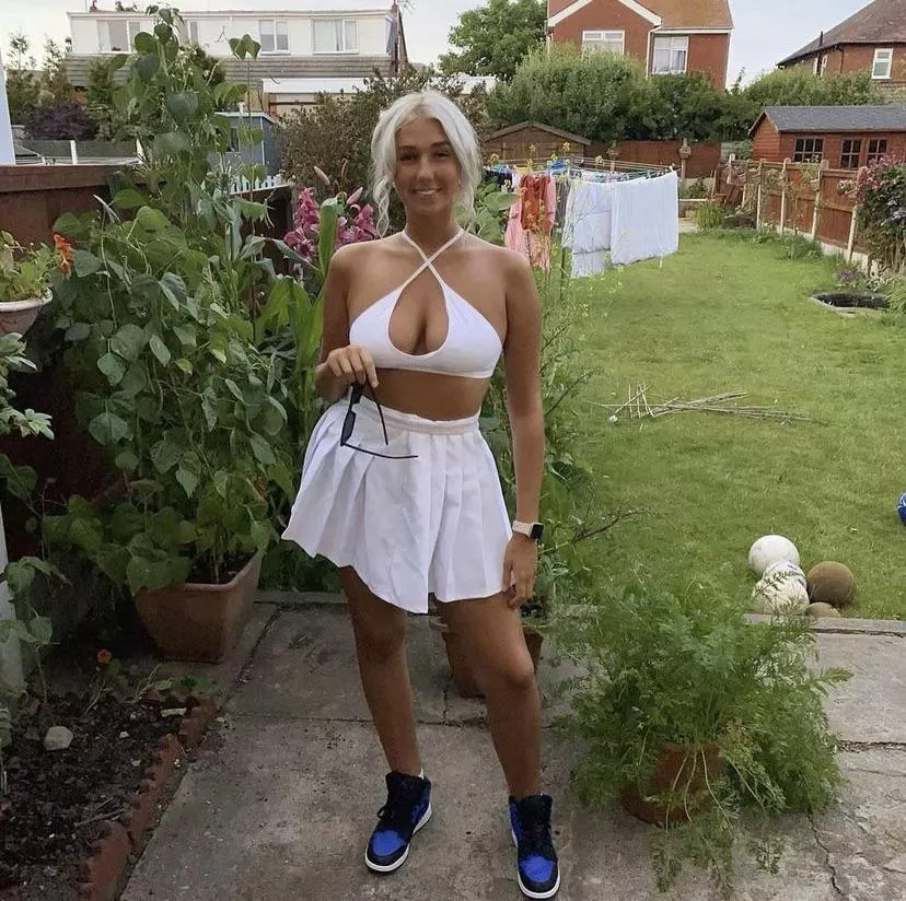 Blonde bimbo posted by craigy678