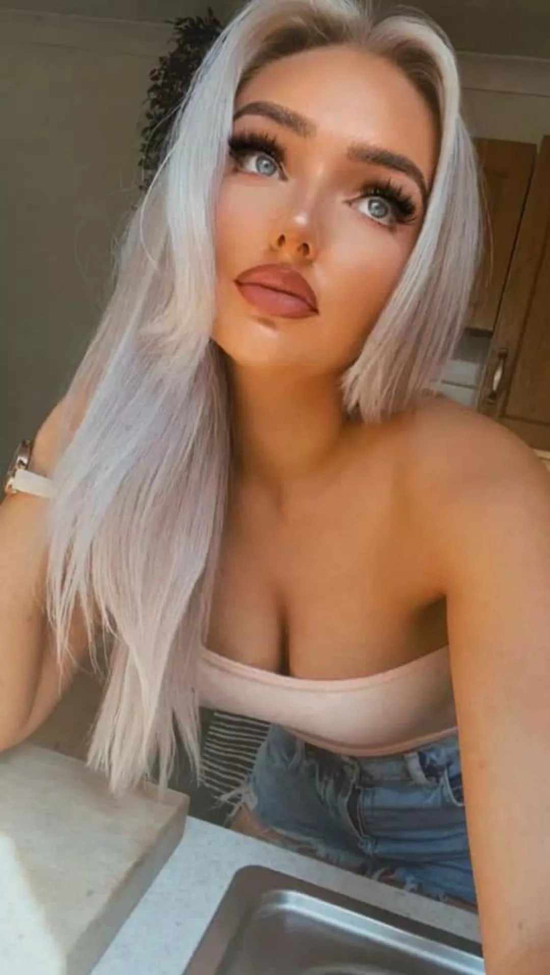 Blonde cleavage posted by yak2121